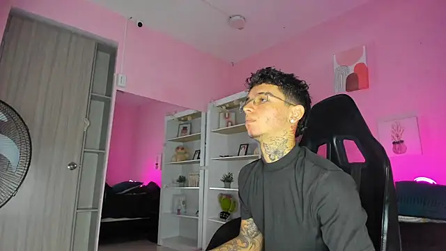Snapshot of Ian_Castillo_ chatting on 31, 10, 2025 Ian Castillo online show from 31, 10, 2025