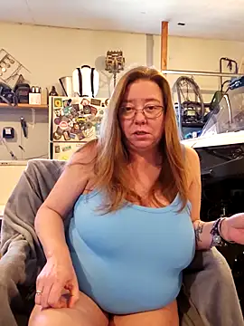 Snapshot of MsShelby40 chatting on 17, 12, 2025 MsShelby40 online show from 17, 12, 2025