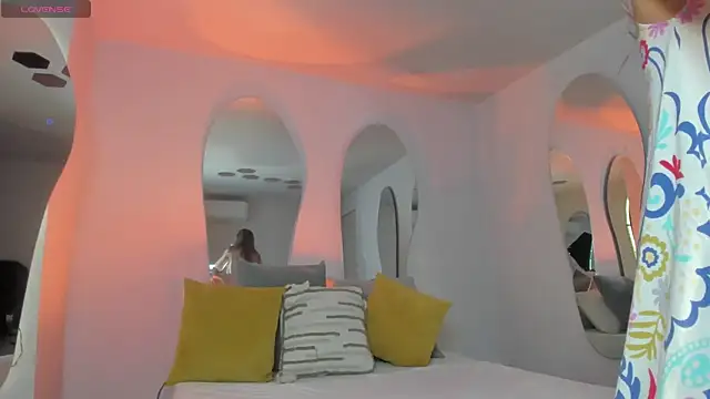 RebeccaHudson online show from 7, 3, 2025