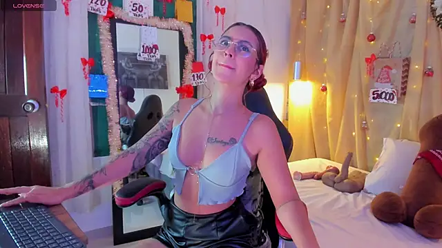 Snapshot of Sophiee_Hill chatting on 19, 12, 2025 Sophiee Hill online show from 19, 12, 2025