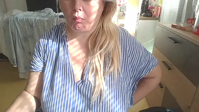 Snapshot of Meliss_Official9 chatting on 2, 3, 2025 Meliss Official9 online show from 2, 3, 2025