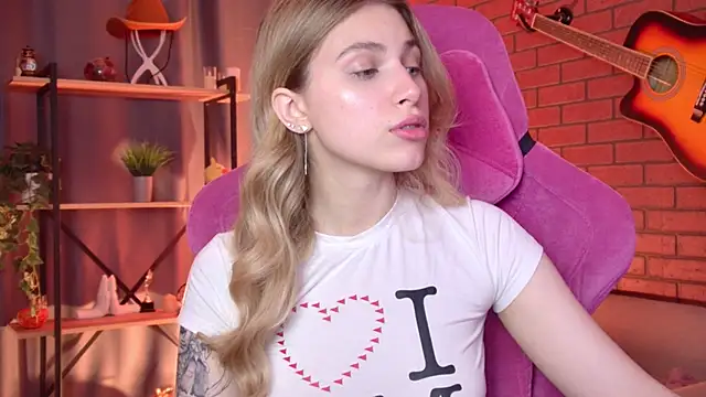 Snapshot of EllieCutes chatting on 22, 6, 2026 EllieCutes online show from 22, 6, 2026