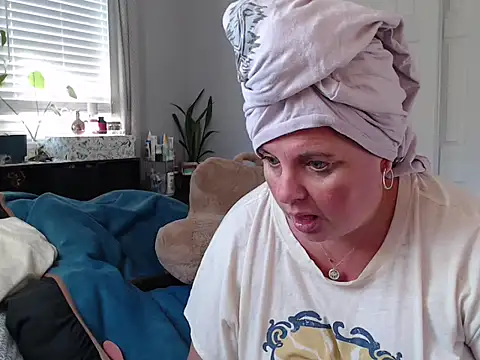 Snapshot of LauLauPAWG chatting on 6, 11, 2025 LauLauPAWG online show from 6, 11, 2025