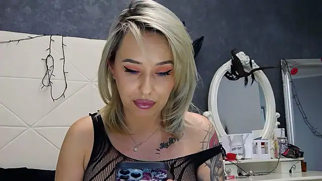 IssaSmith online show from 28, 11, 2025