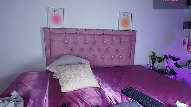 Snapshot of April_Scarlett chatting on 5, 11, 2025 April Scarlett online show from 5, 11, 2025