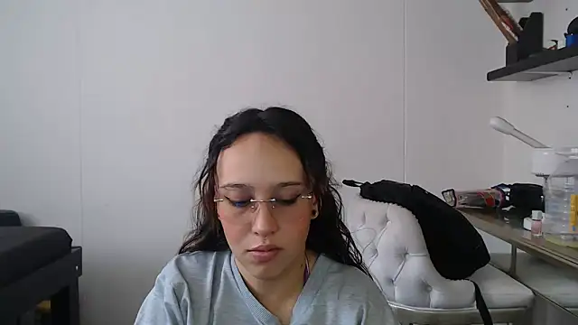 Skarlet Adams28 online show from 5, 2, 2025