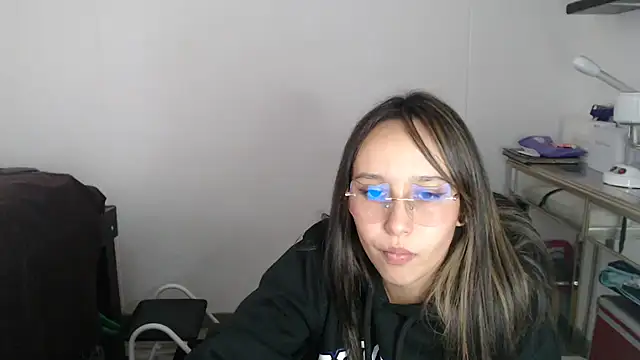 Skarlet Adams28 online show from 6, 3, 2025