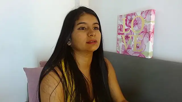 Snapshot of anahi__s chatting on 5, 3, 2025 anahi  s online show from 5, 3, 2025