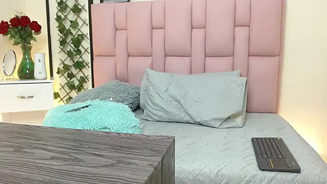 isabela ferrer  online show from 4, 2, 2025