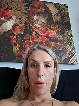 YourJuliena online show from 25, 2, 2025