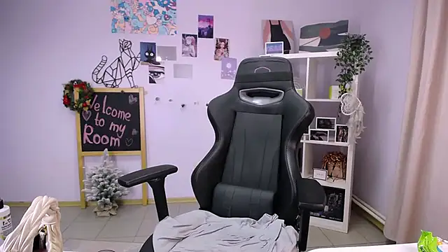 Snapshot of MelissaLovvv chatting on 8, 1, 2025 MelissaLovvv online show from 8, 1, 2025