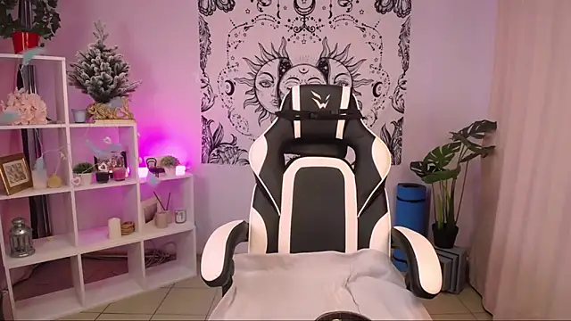 Snapshot of MelissaLovvv chatting on 4, 2, 2025 MelissaLovvv online show from 4, 2, 2025