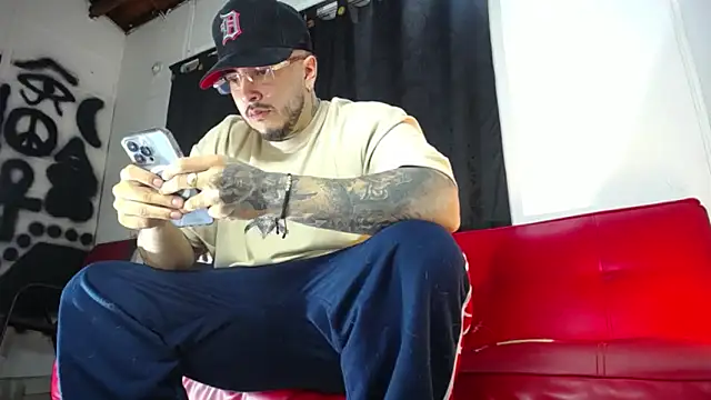 Snapshot of Dexter-T chatting on 2, 1, 2025 Dexter-T online show from 2, 1, 2025