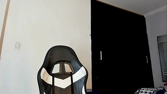 Snapshot of La_Perversa69 chatting on 10, 10, 2025 La Perversa69 online show from 10, 10, 2025