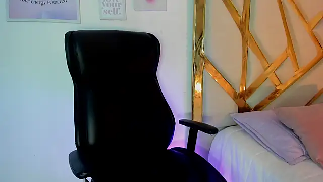 Snapshot of LanaJones_ chatting on 4, 12, 2025 LanaJones online show from 4, 12, 2025