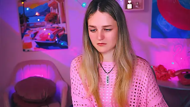 Snapshot of DeboraLarson chatting on 13, 12, 2024 DeboraLarson online show from 13, 12, 2024