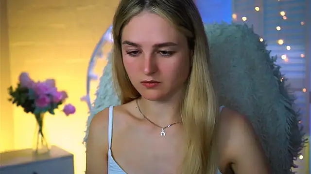 Snapshot of DeboraLarson chatting on 18, 9, 2025 DeboraLarson online show from 18, 9, 2025