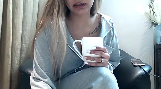 Snapshot of trippy_tina chatting on 12, 12, 2024 trippy tina online show from 12, 12, 2024