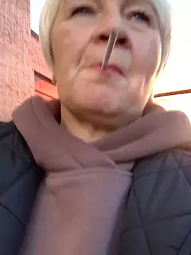 Laura Millf online show from 29, 9, 2025