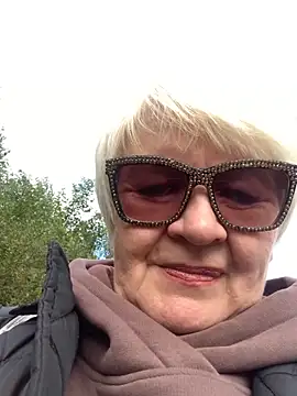 Laura Millf online show from 3, 10, 2025