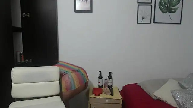 Snapshot of viki_mom chatting on 6, 1, 2025 viki mom online show from 6, 1, 2025