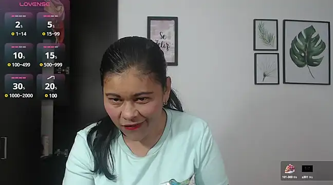 Snapshot of viki_mom chatting on 12, 2, 2025 viki mom online show from 12, 2, 2025