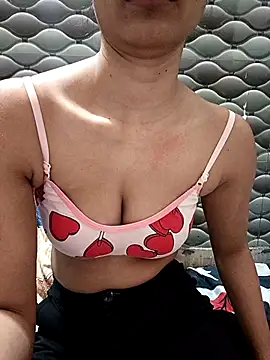 Snapshot of Rajni-Mehra chatting on 6, 2, 2026 Rajni-Mehra online show from 6, 2, 2026