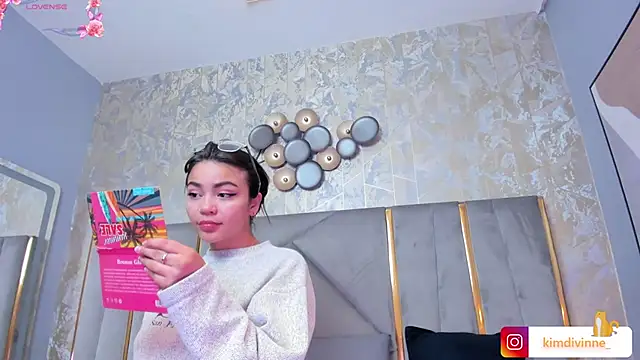 Snapshot of KimDevinne chatting on 19, 2, 2025 KimDevinne online show from 19, 2, 2025