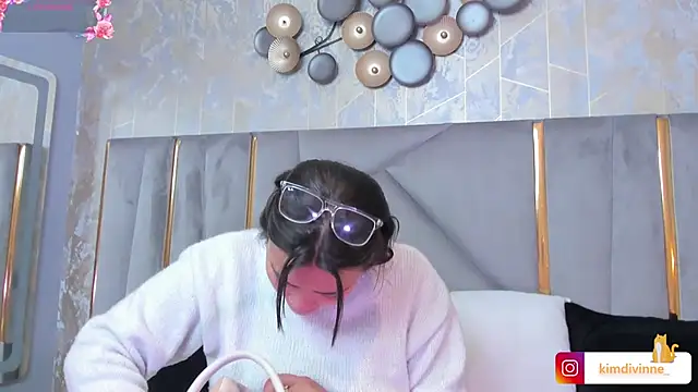 Snapshot of KimDevinne chatting on 8, 3, 2025 KimDevinne online show from 8, 3, 2025