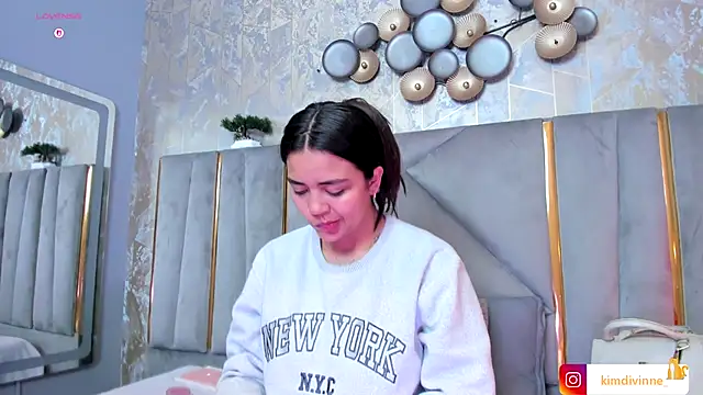 Snapshot of KimDevinne chatting on 4, 10, 2025 KimDevinne online show from 4, 10, 2025