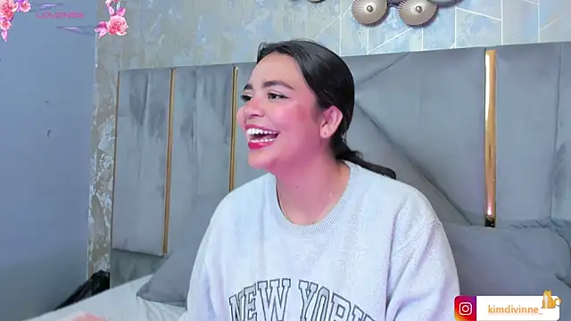 Snapshot of KimDevinne chatting on 17, 10, 2025 KimDevinne online show from 17, 10, 2025