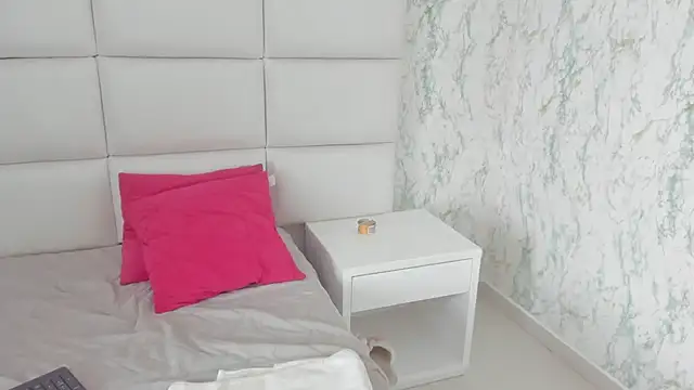 MIA  SAENZ online show from 1, 3, 2025