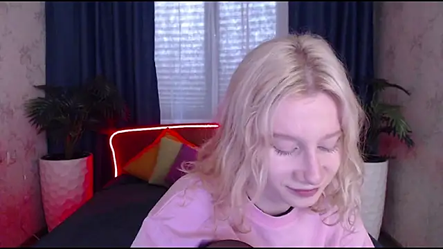 Snapshot of EnigmaSee chatting on 5, 10, 2025 EnigmaSee online show from 5, 10, 2025