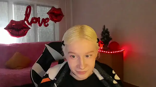 Snapshot of EnigmaSee chatting on 19, 3, 2026 EnigmaSee online show from 19, 3, 2026