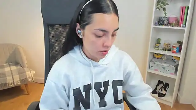  BellaEvans  online show from 13, 6, 2026