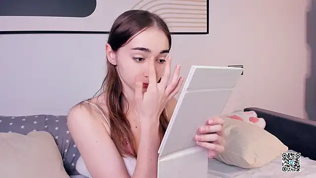 PollyBeev online show from 19, 9, 2025