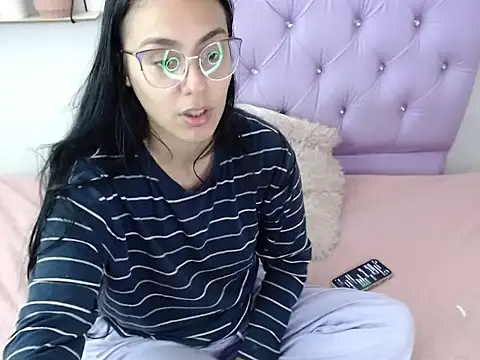 Snapshot of Freyja_01 chatting on 5, 10, 2025 Freyja 01 online show from 5, 10, 2025