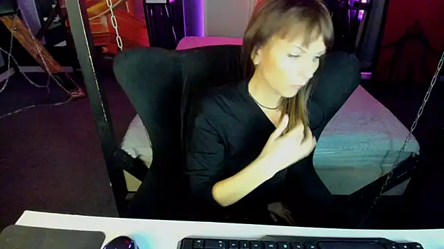 Snapshot of Elizabe_th chatting on 1, 2, 2025 Elizabe th online show from 1, 2, 2025