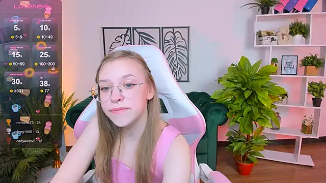 Snapshot of LayriantaVee chatting on 1, 2, 2025 LayriantaVee online show from 1, 2, 2025