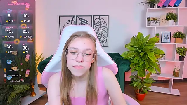 Snapshot of LayriantaVee chatting on 1, 2, 2025 LayriantaVee online show from 1, 2, 2025