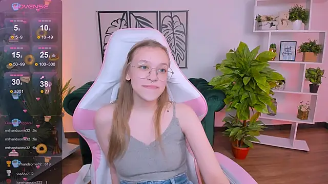 Snapshot of LayriantaVee chatting on 2, 2, 2025 LayriantaVee online show from 2, 2, 2025