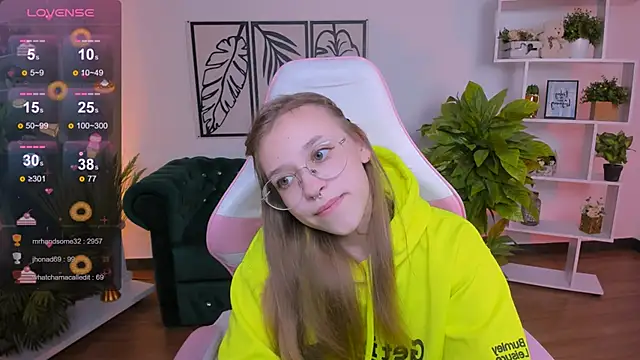 Snapshot of LayriantaVee chatting on 2, 2, 2025 LayriantaVee online show from 2, 2, 2025