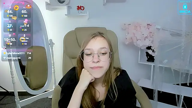 Snapshot of LayriantaVee chatting on 3, 2, 2025 LayriantaVee online show from 3, 2, 2025