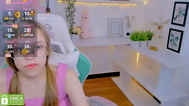 Snapshot of LayriantaVee chatting on 10, 2, 2025 LayriantaVee online show from 10, 2, 2025