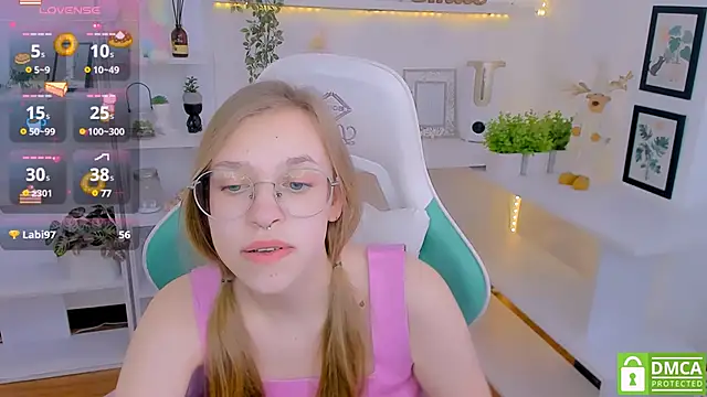 Snapshot of LayriantaVee chatting on 10, 2, 2025 LayriantaVee online show from 10, 2, 2025