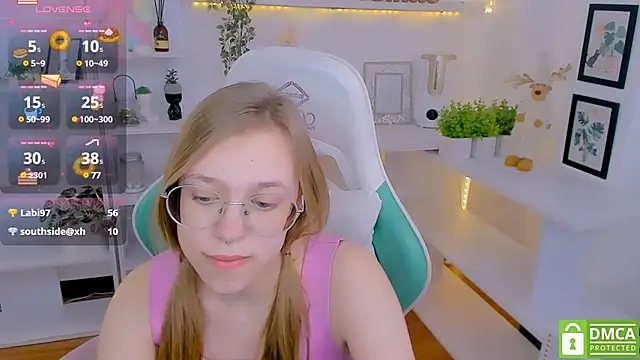 Snapshot of LayriantaVee chatting on 10, 2, 2025 LayriantaVee online show from 10, 2, 2025