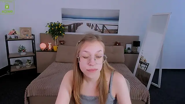 Snapshot of LayriantaVee chatting on 2, 3, 2025 LayriantaVee online show from 2, 3, 2025