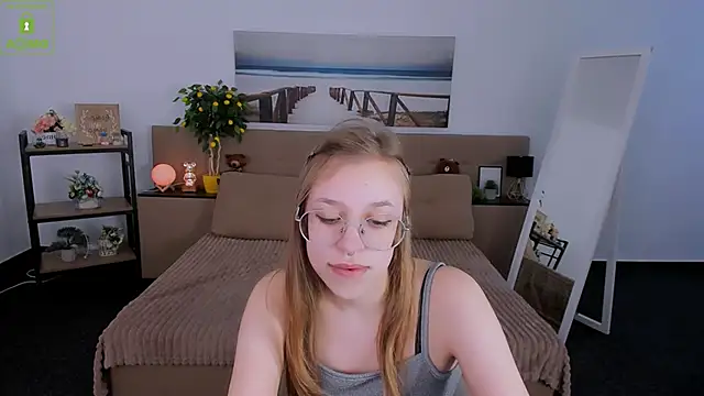 Snapshot of LayriantaVee chatting on 2, 3, 2025 LayriantaVee online show from 2, 3, 2025