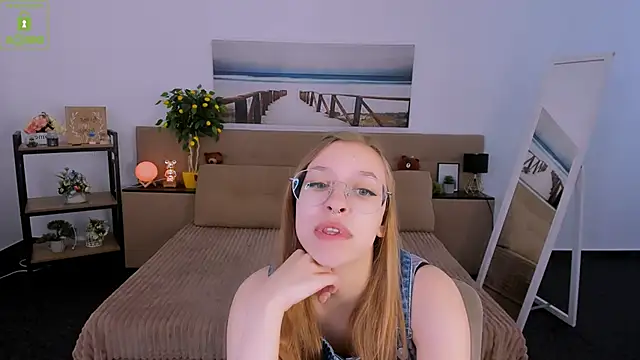 Snapshot of LayriantaVee chatting on 5, 3, 2025 LayriantaVee online show from 5, 3, 2025