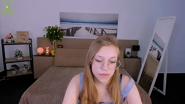 Snapshot of LayriantaVee chatting on 5, 3, 2025 LayriantaVee online show from 5, 3, 2025